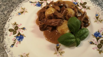 Бефстроганов из говядины с грибами.