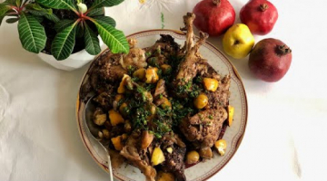 Цыплята в гранатовом соусе с орехами, каштанами и айвой.