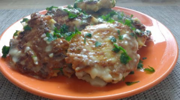 Драники с фаршем и квашеной капустой в чесночном соусе.
