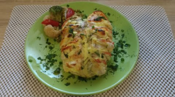 Фаршированная куриная грудка с сыром и помидорами.