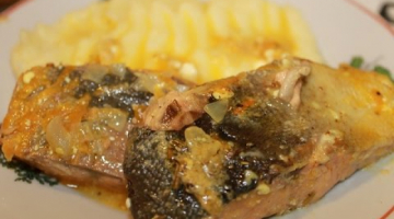 Горбуша,тушеная на сковороде с майонезом и овощами.Очень сочная и нежная.