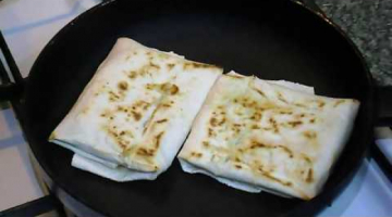 Горячие конвертики из лаваша с зеленью и сыром