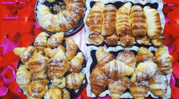 Круассан и булочки с сосиской