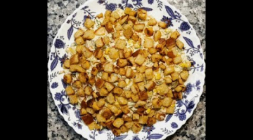 Куриный салат "Очарование" с сухариками ?