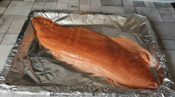 Лосось запеченный в духовке с соусом.
