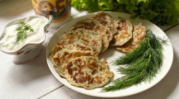 Маленькие сырные блинчики - отличный вариант завтрака на скорую руку