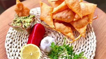 Мексиканские начос с соусом гуакамоле. Кукурузные чипсы с соусом из авокадо !