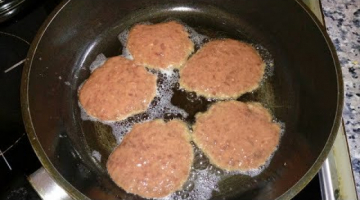 Нежнейшие и сочные оладьи из печени с соусом из сметаны.