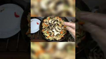 ОЧЕНЬ ВКУСНЫЙ И НЕОБЫЧНЫЙ ГОРЯЧИЙ САЛАТ #shorts