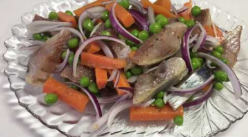 Простой в приготовлении и очень вкусный салат с сельдью 