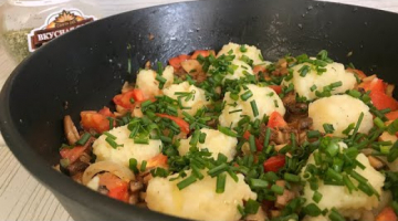 Прямо в СКОВОРОДКЕ СТАВИМ НА СТОЛ! Каждый берет сам  БОЛЬШУЮ ЛОЖКУ! За секунды съедается ?