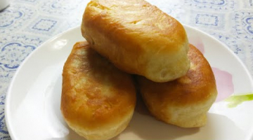 Пышные,мягенькие жареные пирожки с капустой. Их есть- одно наслаждение !