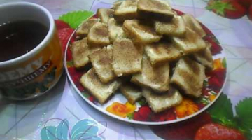Режем несвежий хлеб квадратиками. Получаем вкусный десерт