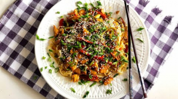 Рисовая лапша нудлс с куриной грудкой и овощами. Азиатская кухня.