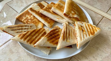 Румяные и вкусные сэндвичи или тортилья с начинкой.