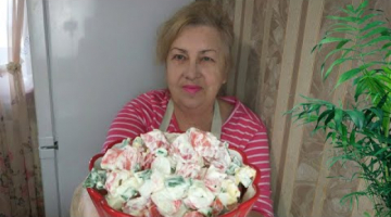 Салат без заморочек.Всего четыре ингредиента.Вкусный.простой салат на столе !