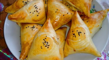 Самса с куриным мясом и зеленью.