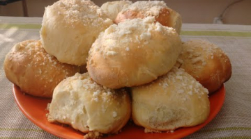 Сдобные булочки с начинкой и  посыпкой.