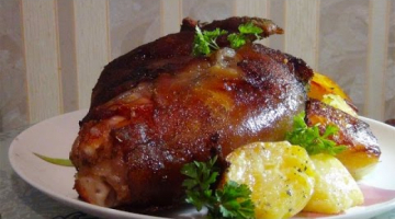 Сочная,вкусная свиная рулька ,запеченная в духовке