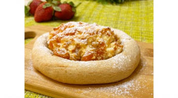 Ватрушки из творожного теста с начинкой из кусочков тыквы карамелизированной в меду.