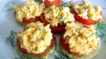 Закуска из кабачка, помидора, сыра и моркови с чесноком.